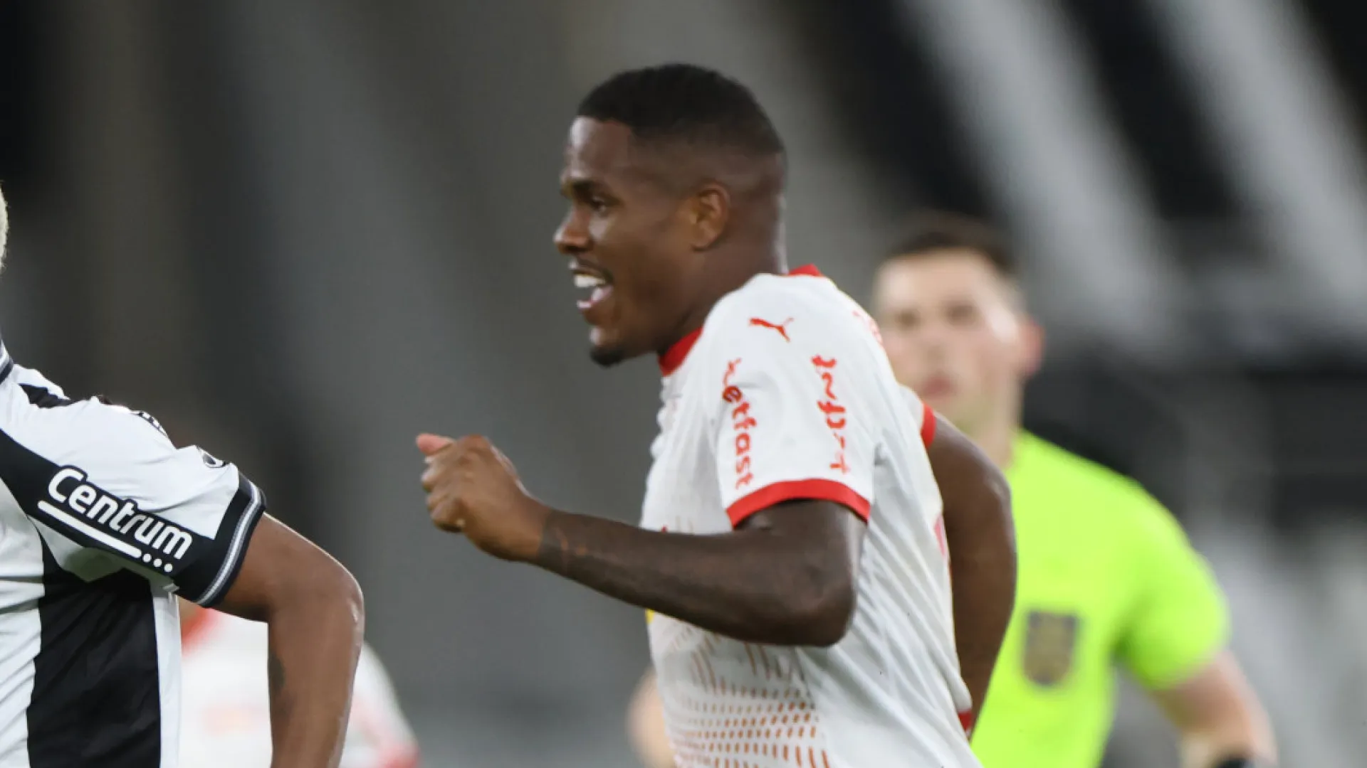 ‘Prometo aprender com erro’, diz zagueiro do Bragantino após fala machista