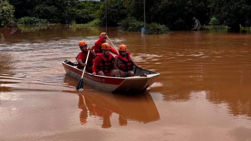Motorista tenta atravessar área alagada durante chuva em Cuiabá e é levado pela correnteza