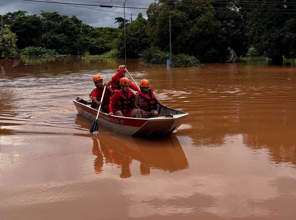 Motorista tenta atravessar área alagada durante chuva em Cuiabá e é levado pela correnteza