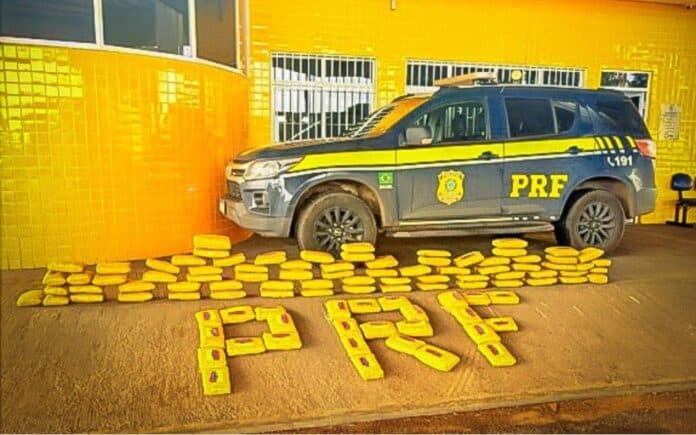 PRF apreende mais de 100 kg de skunk em caminhão em Mato Grosso