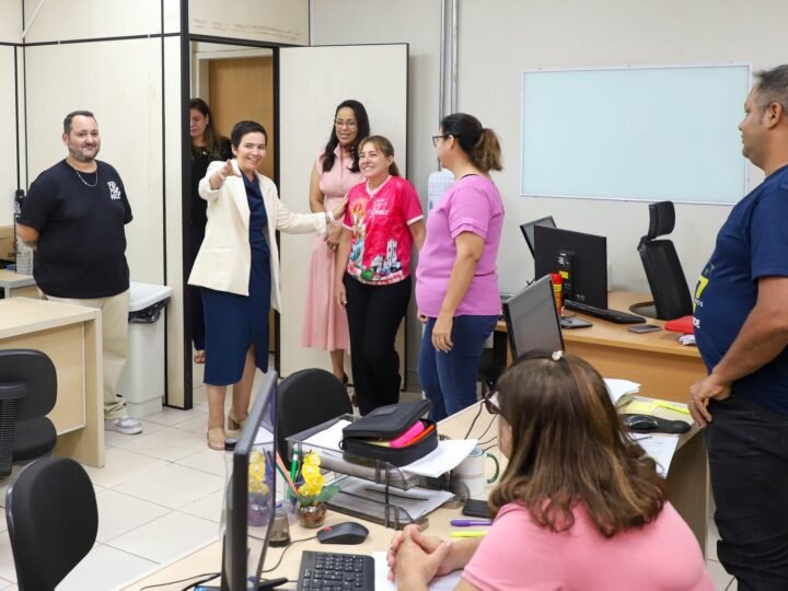 Prefeita apresenta nova secretária Maria Fernanda aos servidores da Educação