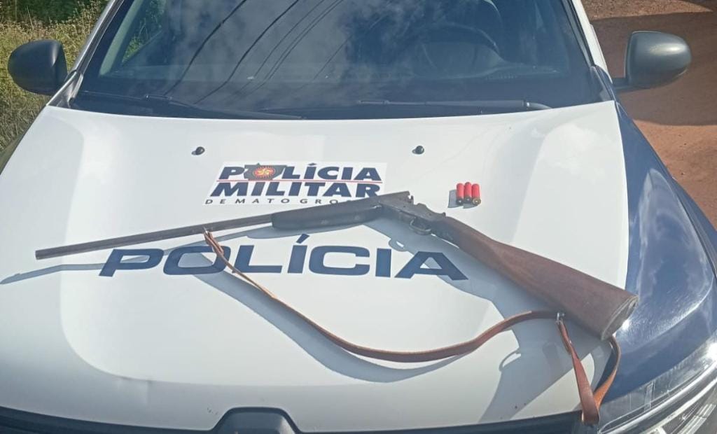 Caminhoneiro agride e ameaça colega com arma de fogo em posto e é preso pela PM