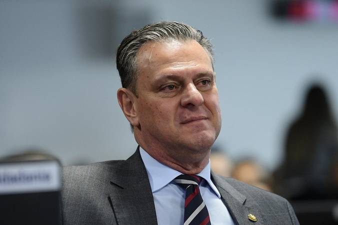 Oposição aciona STF e pede impeachment de Fávaro por suposta omissão a requerimento da Câmara