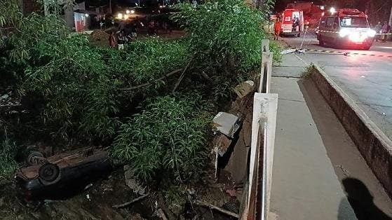 Vídeo mostra momento em que carro atinge motocicleta e cai em córrego de Cuiabá