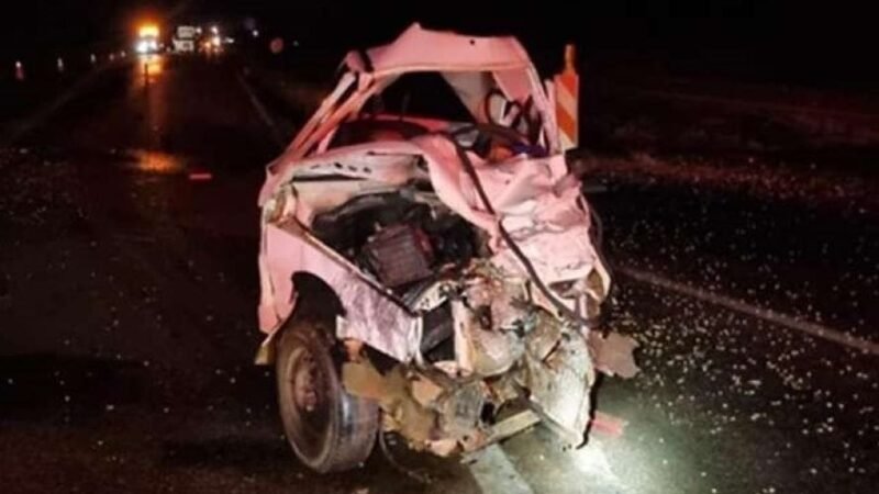 Colisão frontal entre Uno e carreta deixa dois mortos em rodovia federal de MT