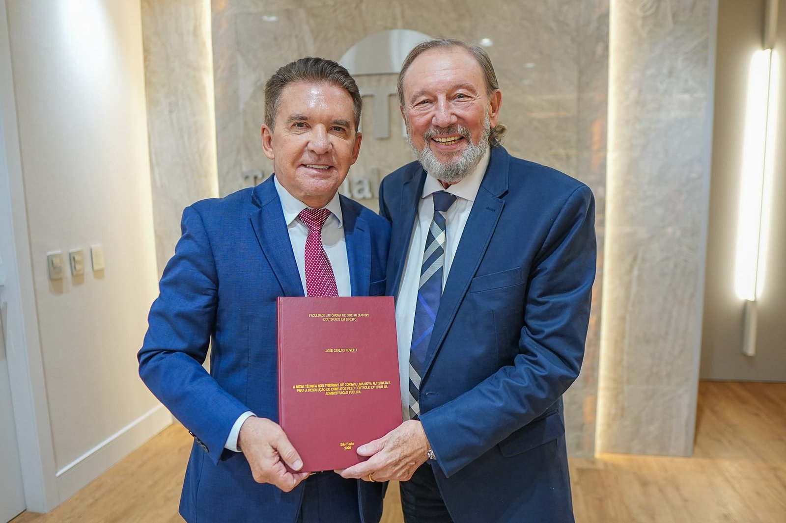 Conselheiro entrega tese de doutorado ao presidente do TCE e ao governador de MT