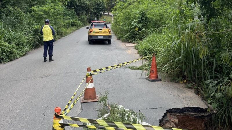 Ponte sobre o Córrego Fundo em Cuiabá é interditada por risco de desmoronamento