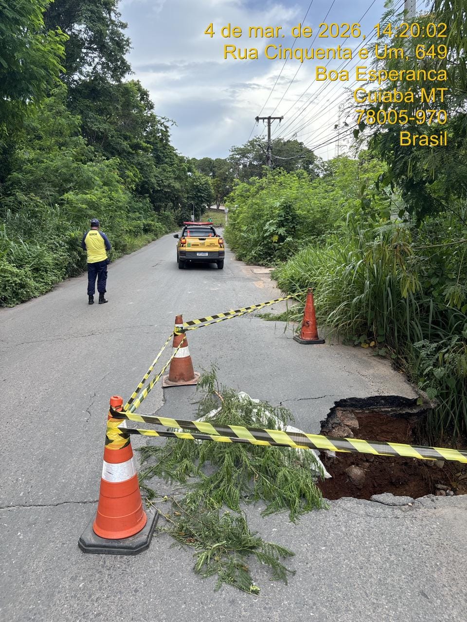 Ponte sobre o Córrego Fundo em Cuiabá é interditada por risco de desmoronamento