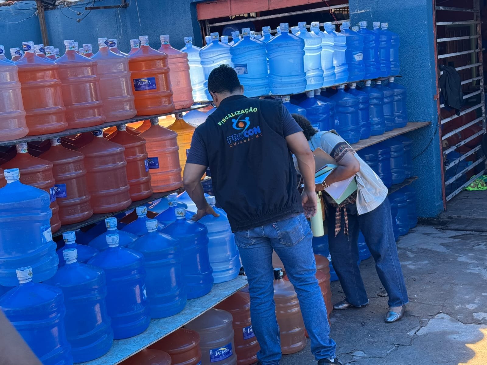 Fiscalização flagra distribuidora vendendo água de torneira como se fosse mineral em Cuiabá
