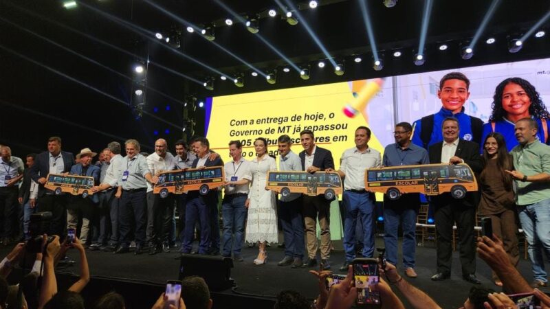 MT entrega 300 ônibus escolares aos municípios com investimento de R$ 128,7 mi