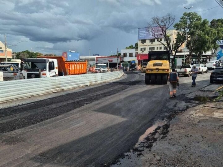 Obras seguem com execução de  camada de asfalto na Prainha e novo retorno na Avenida do CPA