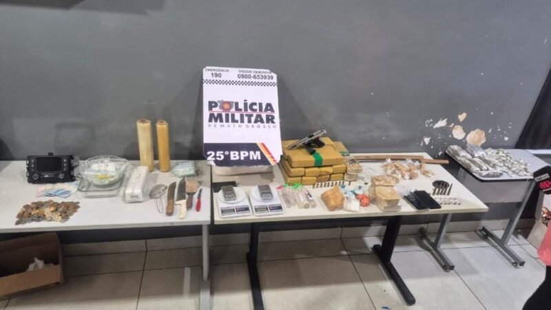 Briga de casal termina com jovem presa com 15 tabletes de maconha e pistola