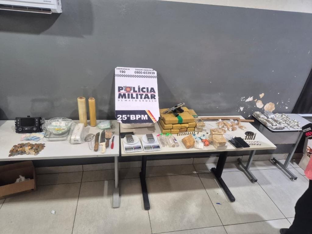 Briga de casal termina com jovem presa com 15 tabletes de maconha e pistola