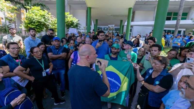 Após protesto de servidores contra corte da insalubridade, prefeito propõe prazo