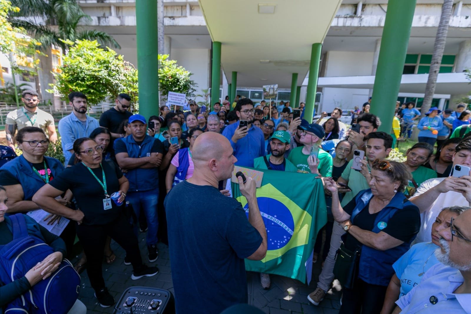 Após protesto de servidores contra corte da insalubridade, prefeito propõe prazo