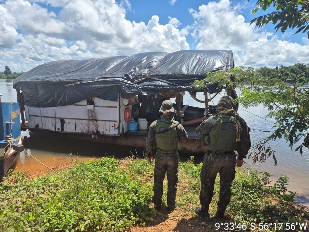 Dois suspeitos são presos e balsas usadas em garimpo são apreendidas em Mato Grosso