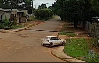 Vídeo mostra homem tentando atropelar ex-namorada após agressões e golpe de faca