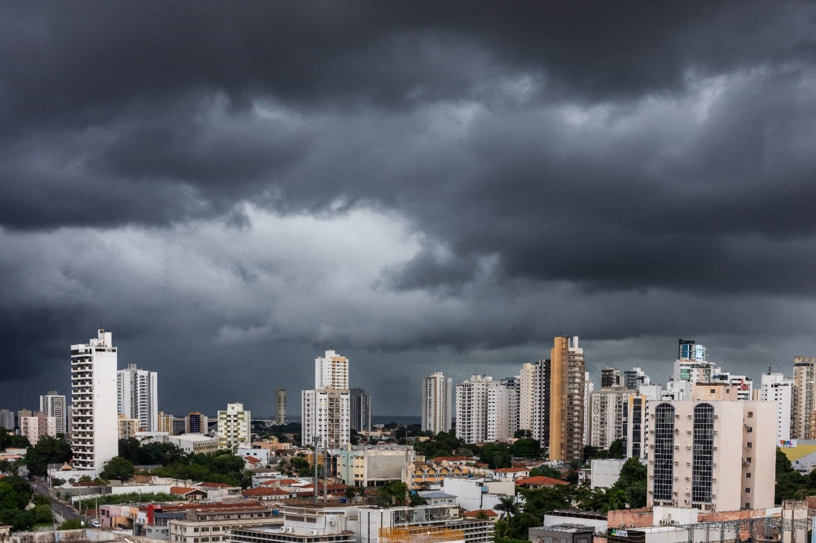 Cuiabá tem alerta para chuvas intensas, raios, alagamentos e ventos que podem chegar a 100 km/h