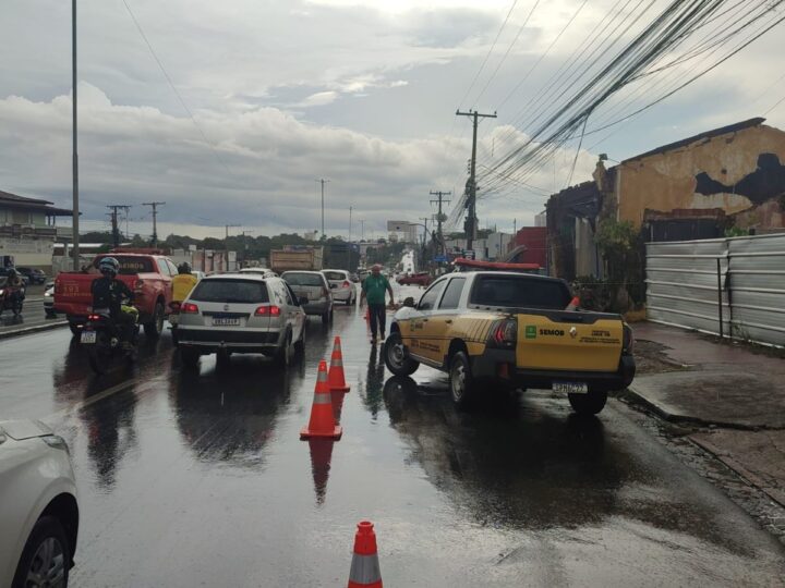 Temporal derruba casa sobre parte de avenida, faz córrego  transbordar e deixa motorista ilhado em Cuiabá