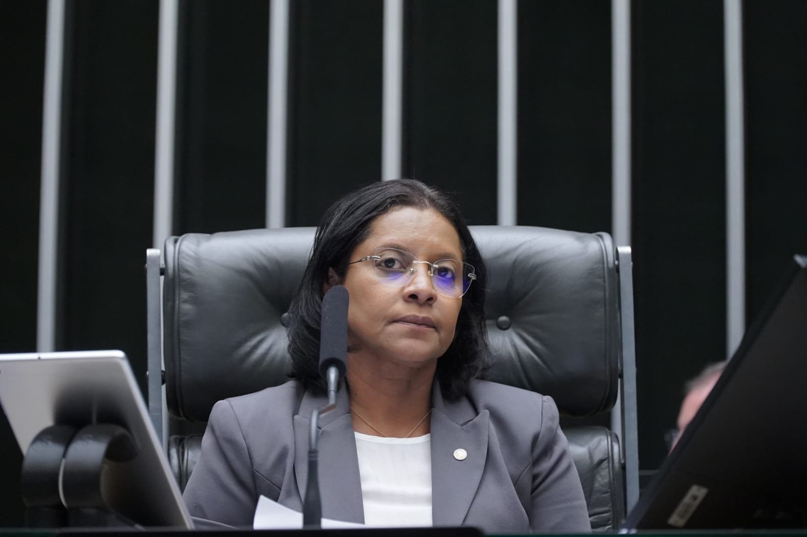 Gisela preside Câmara Federal, relata e aprova PL que libera spray de pimenta