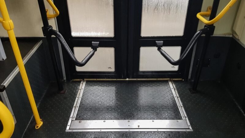 Empresa terá que indenizar mulher que ficou presa em porta de ônibus e foi arrastada no embarque