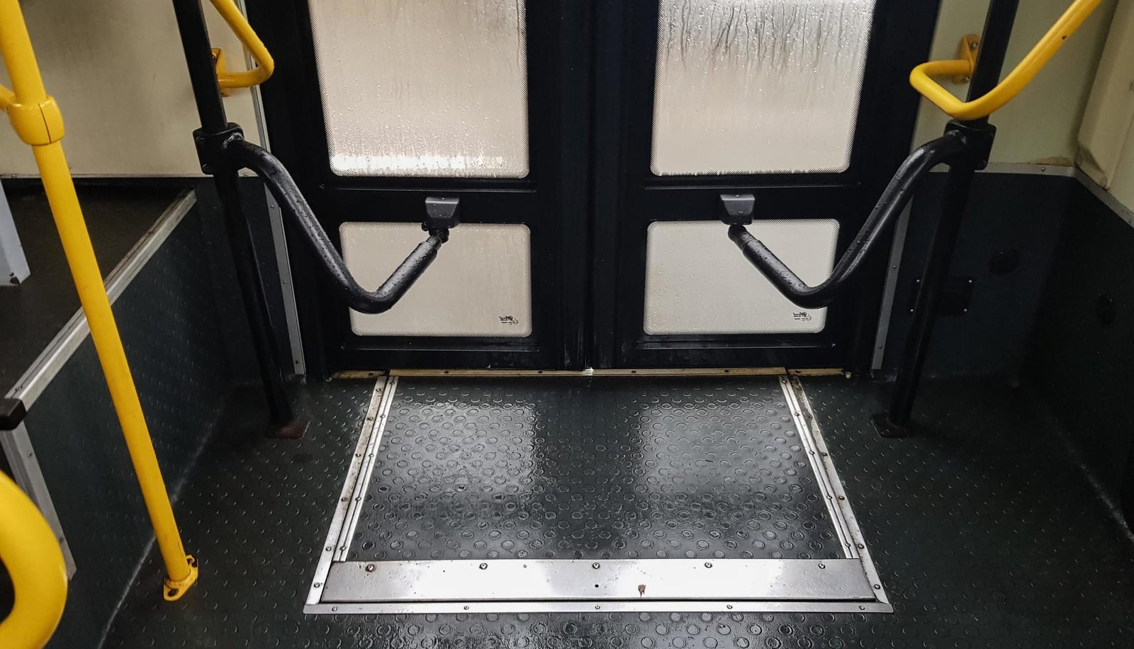 Empresa terá que indenizar mulher que ficou presa em porta de ônibus e foi arrastada no embarque