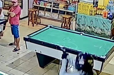 Vídeo mostra homem sendo executado a tiros dentro de bar durante madrugada em MT