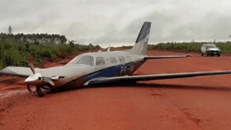 Avião faz pouso forçado e fica destruído em MT; cinco pessoas estavam a bordo