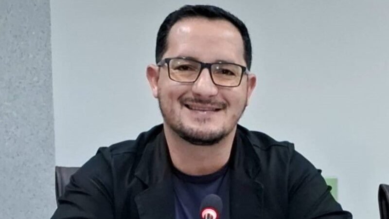 Vereador Silvio Dutra cobra explicações sobre reajuste da educação e solicita pavimentação no Jardim Vitória