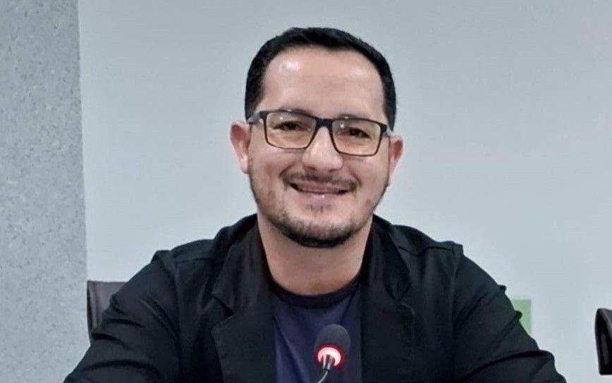 Vereador Silvio Dutra cobra explicações sobre reajuste da educação e solicita pavimentação no Jardim Vitória