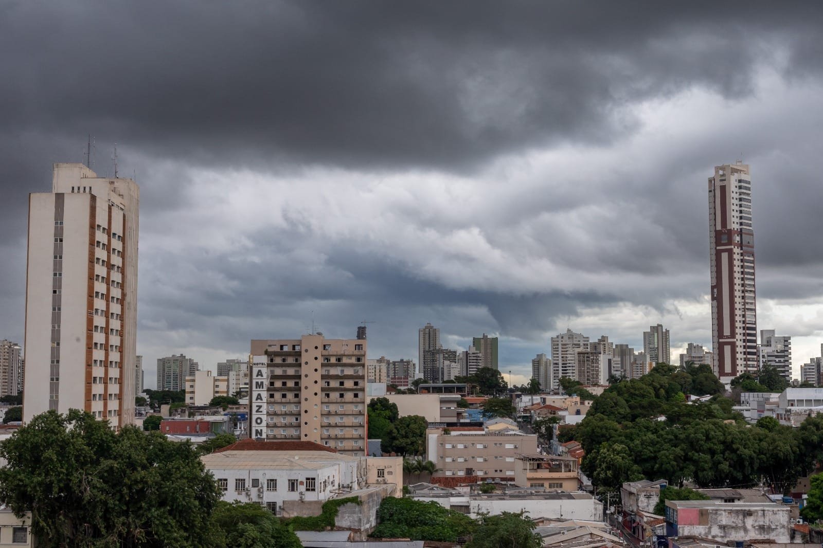 Defesa Civil alerta para chuvas intensas, raios e ventos de até 60 km/h para esta terça-feira