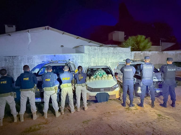 PRF flagra 55 tabletes de drogas em carro durante abordagem em posto e prende traficante
