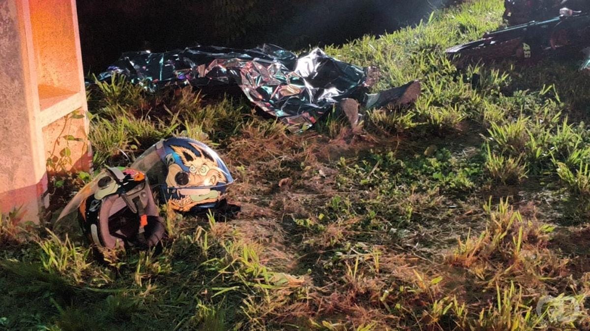 Motociclista perde controle ao fazer curva, bate em poste e morre no Distrito Industrial
