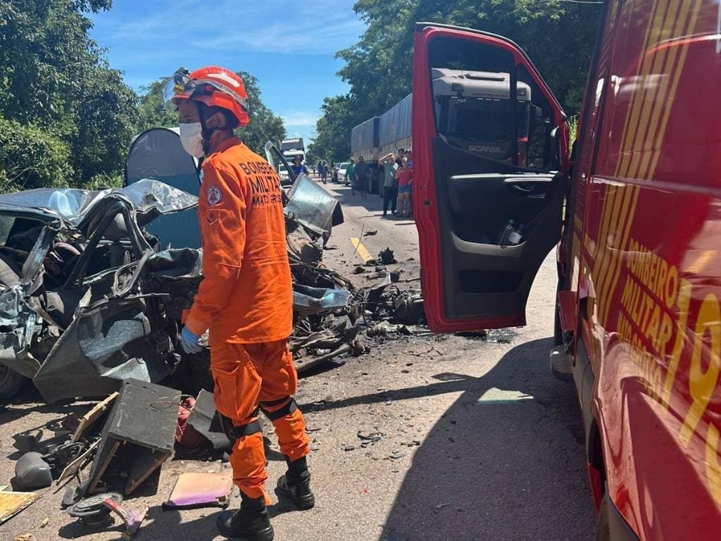 Acidente entre caminhonete e carro de passeio deixa dois feridos na BR-070 em Cáceres