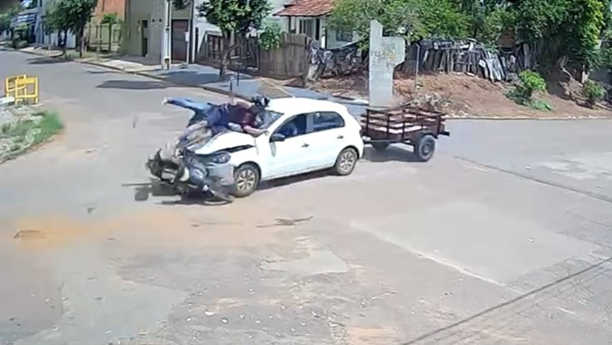 Idoso morre após motorista bêbado avançar cruzamento e atingir motocicleta; veja vídeo