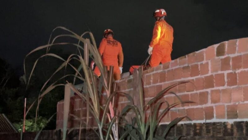 Homem é encontrado morto em telhado com ferimento na boca; suspeita é de choque elétrico