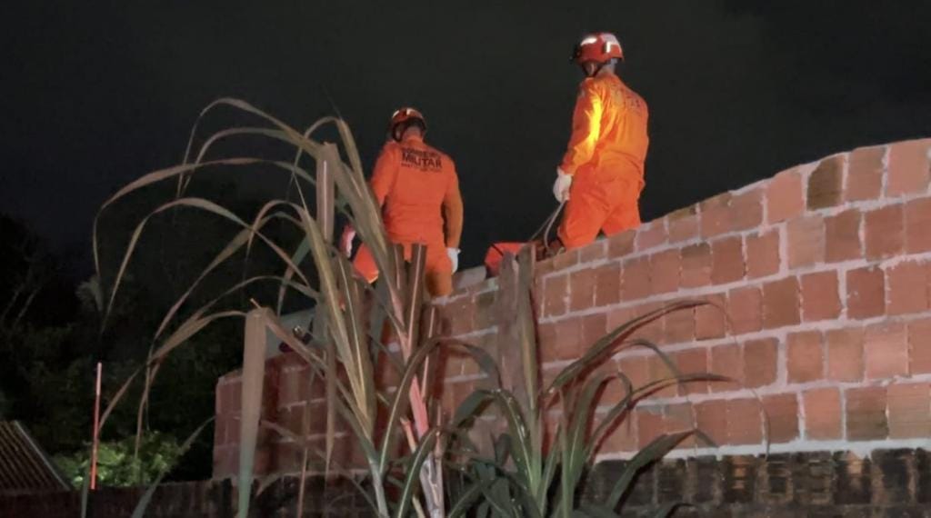 Homem é encontrado morto em telhado com ferimento na boca; suspeita é de choque elétrico