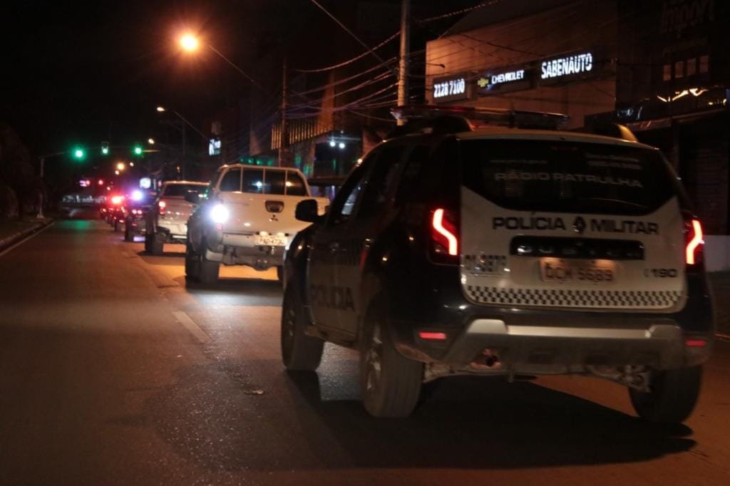 Homem é preso em flagrante após agredir namorada e atear fogo em residência em Cuiabá