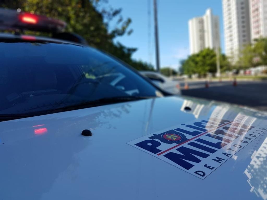 Suspeito de agredir esposa na frente dos filhos e persegui-la  com faca é preso em Cuiabá