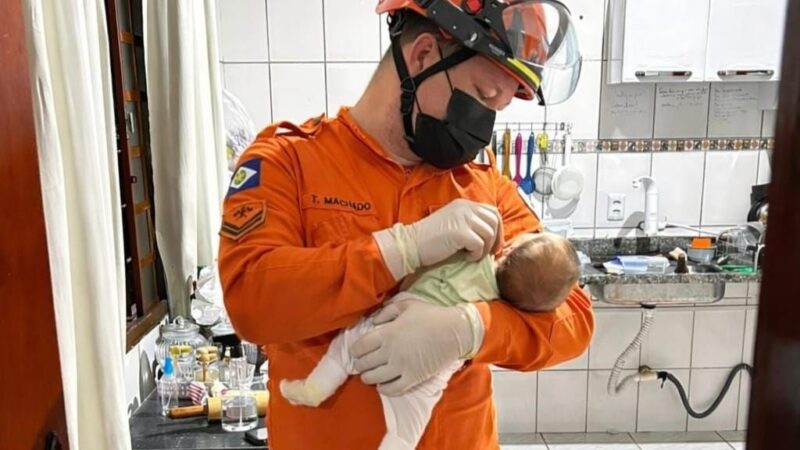 Corpo de Bombeiros socorre bebê recém-nascido que engasgou com saliva