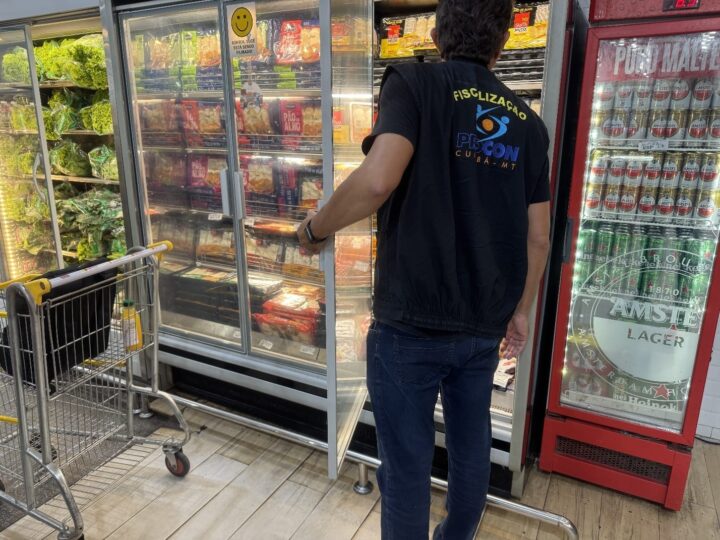 Procon apreende produtos vencidos e autua supermercado no Morada do Ouro