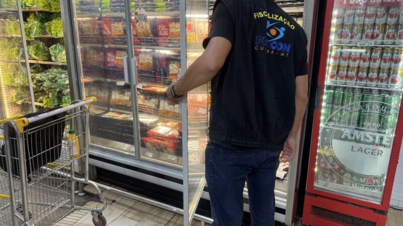 Procon apreende produtos vencidos e autua supermercado no Morada do Ouro
