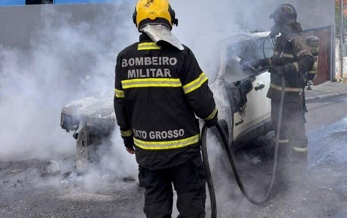 Carro de passeio é destruído pelo fogo em rua de bairro residencial de Cuiabá