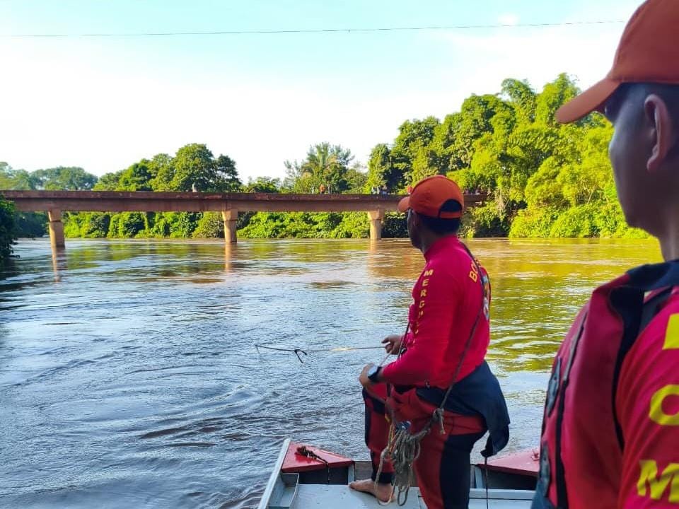 Bombeiros militares resgatam corpo de homem que se afogou no Rio Sepotuba