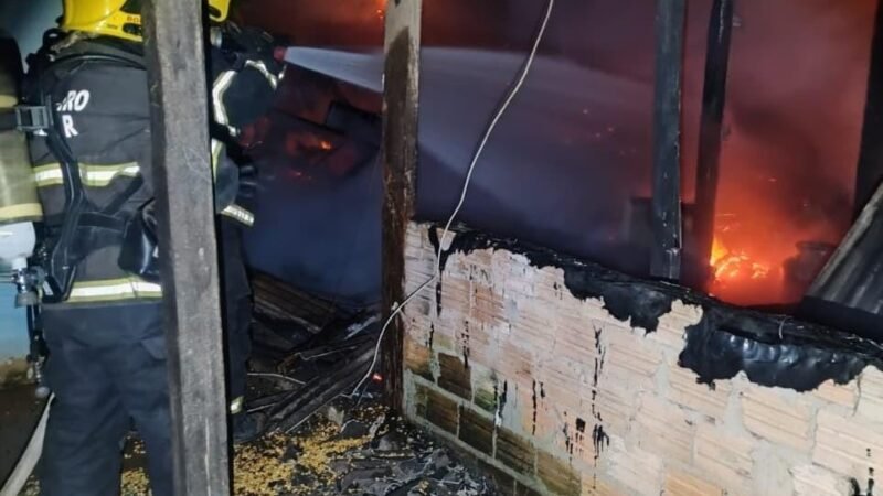 Casas pegam fogo em duas cidades de MT durante a madrugada