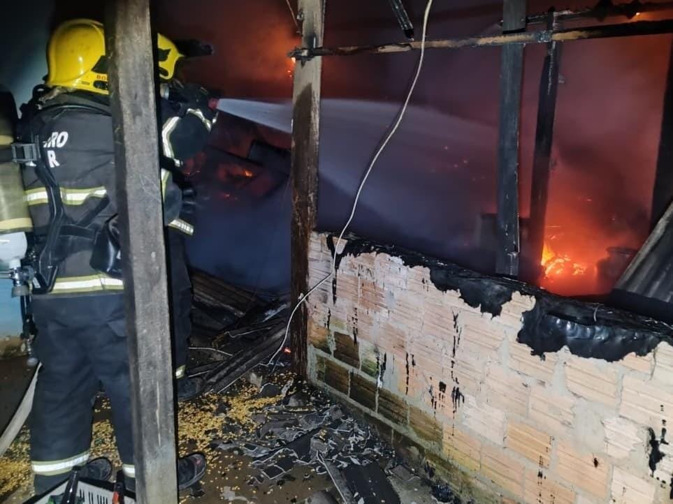 Casas pegam fogo em duas cidades de MT durante a madrugada