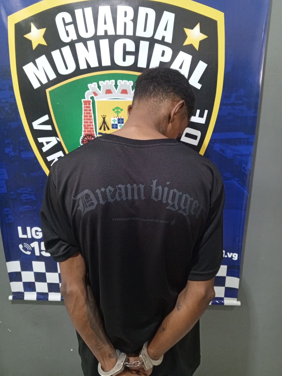 Homem com passagens criminais é detido após desacatar e ameaçar Guardas Municipais.