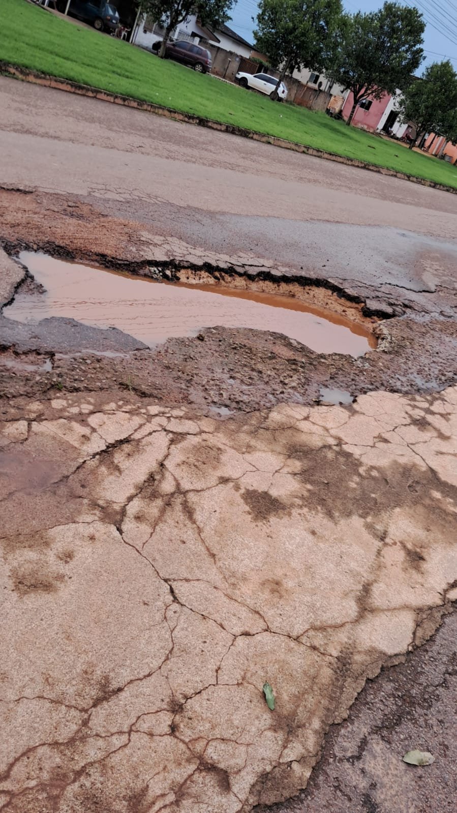 Guarantã do Norte afunda em buracos, alagamentos e erosões enquanto cidades vizinhas avançam na infraestrutura.
