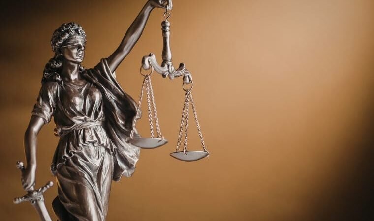 Réu é condenado a 12 anos de cadeia por tentar matar mulher  com socos e golpe de facão