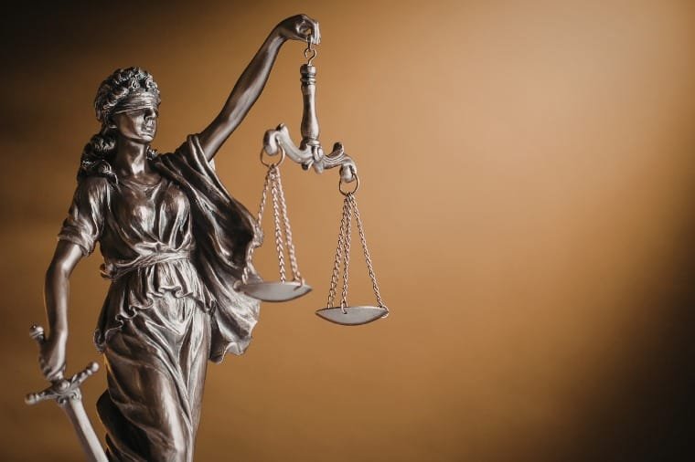 Réu é condenado a 12 anos de cadeia por tentar matar mulher  com socos e golpe de facão em Cuiabá